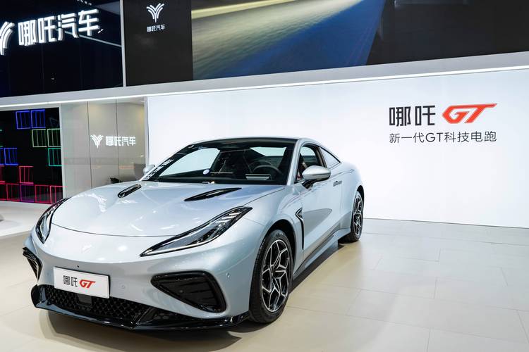 东莞16哪吒汽车在智能汽车领域的表现，领途汽车在新能源汽车市场中的影响力